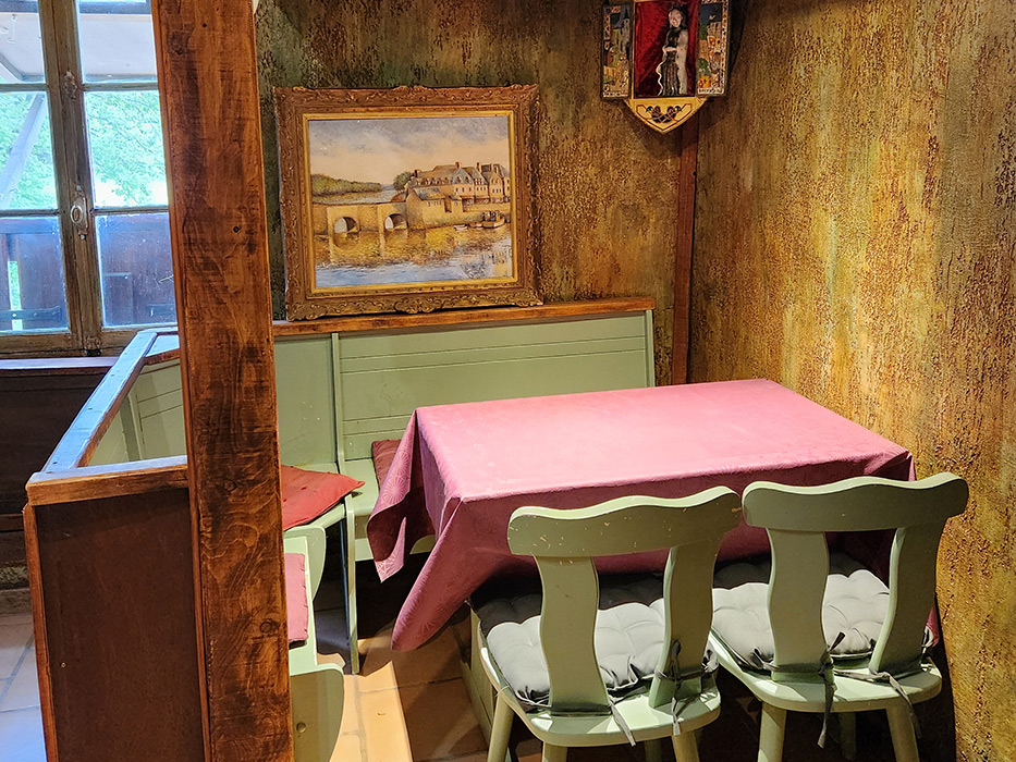 gite médieval merlin salle a manger
